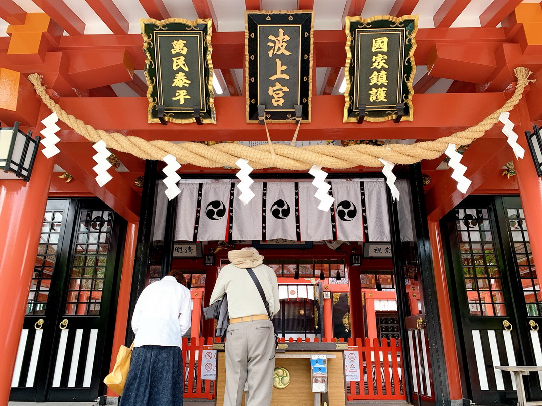 沖繩景點推薦｜沖繩唯一靠海的神社波上宮，必買書包御守，走路可到波之上海灘 @猴屁的異想世界