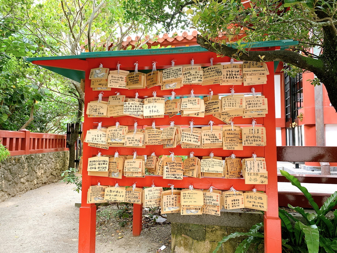 沖繩景點推薦｜沖繩唯一靠海的神社波上宮，必買書包御守，走路可到波之上海灘 @猴屁的異想世界