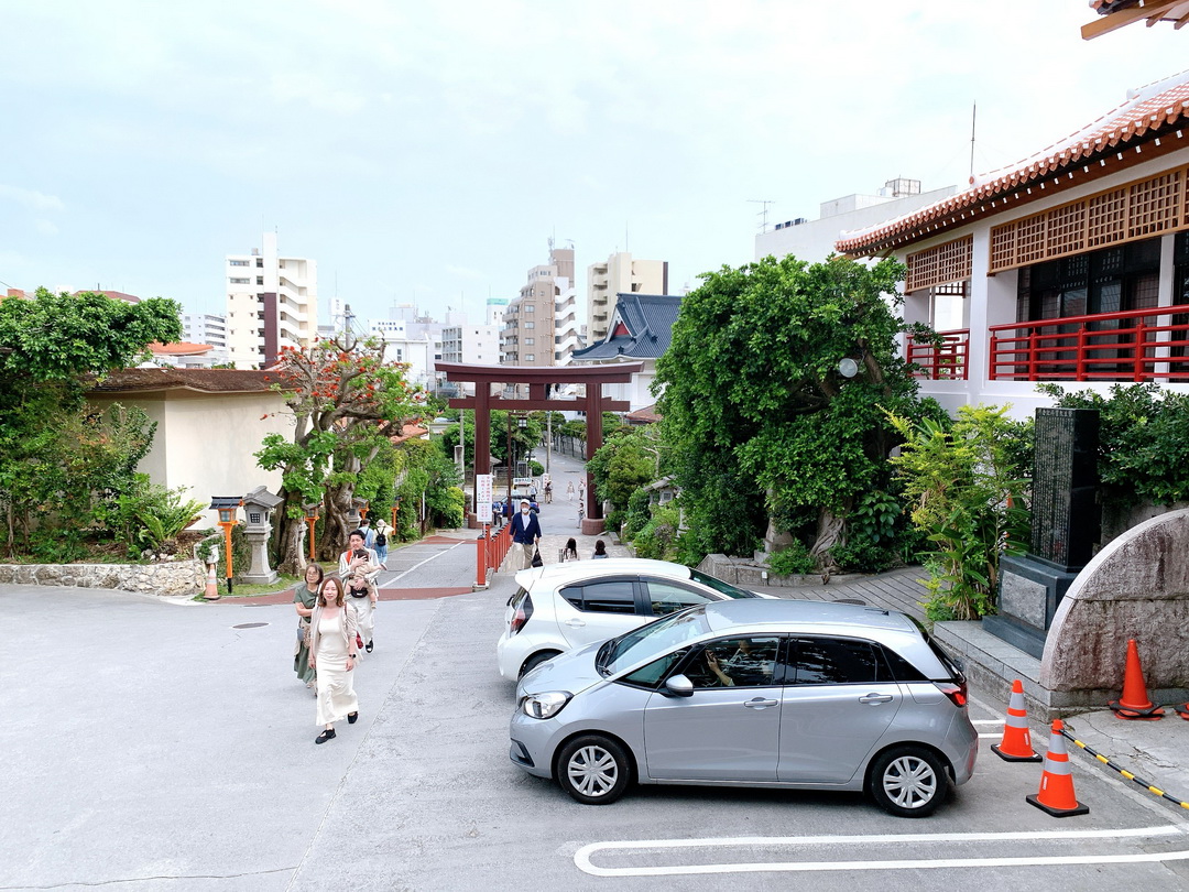 沖繩景點推薦｜沖繩唯一靠海的神社波上宮，必買書包御守，走路可到波之上海灘 @猴屁的異想世界