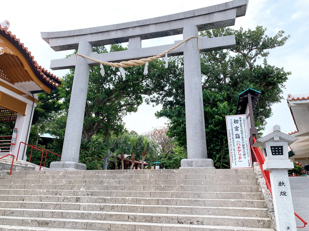 沖繩景點推薦｜沖繩唯一靠海的神社波上宮，必買書包御守，走路可到波之上海灘 @猴屁的異想世界