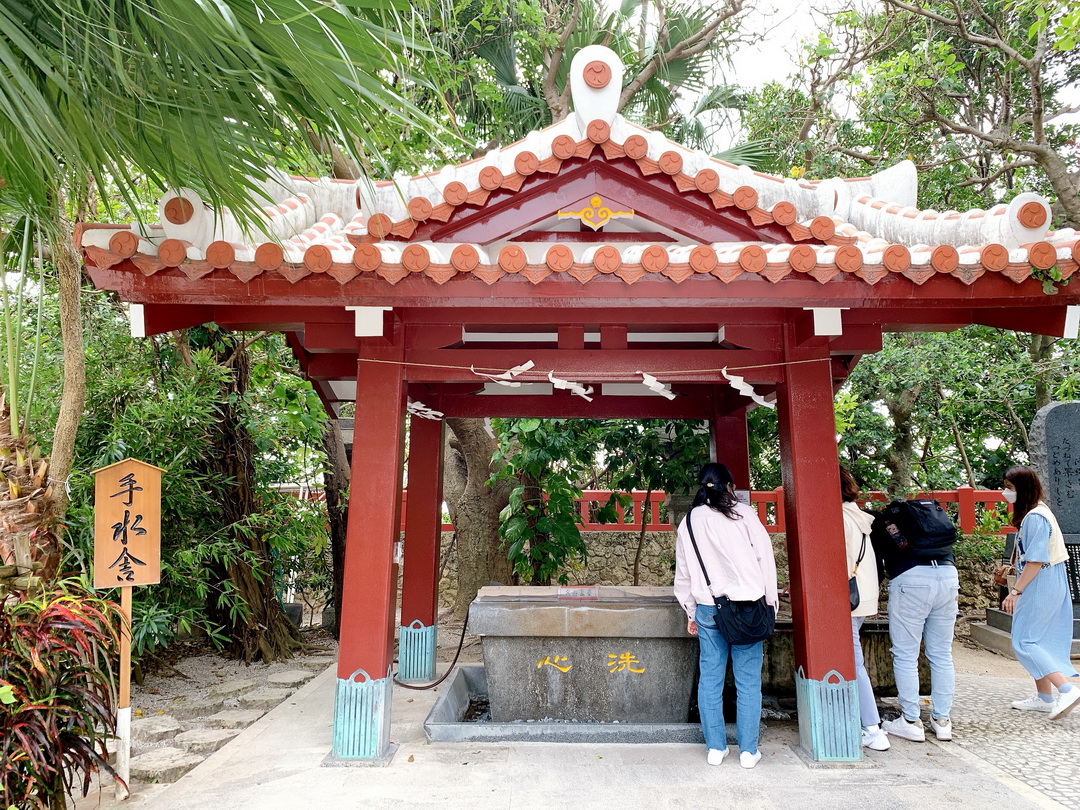 沖繩景點推薦｜沖繩唯一靠海的神社波上宮，必買書包御守，走路可到波之上海灘 @猴屁的異想世界