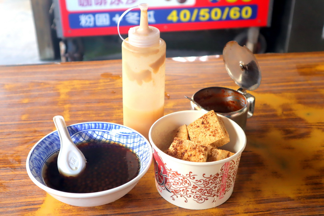 【新港大樹下古早味臭豆腐】嘉義美食推薦，臭豆腐飄香60年酥脆好吃，大樹下粉圓隔壁 @猴屁的異想世界