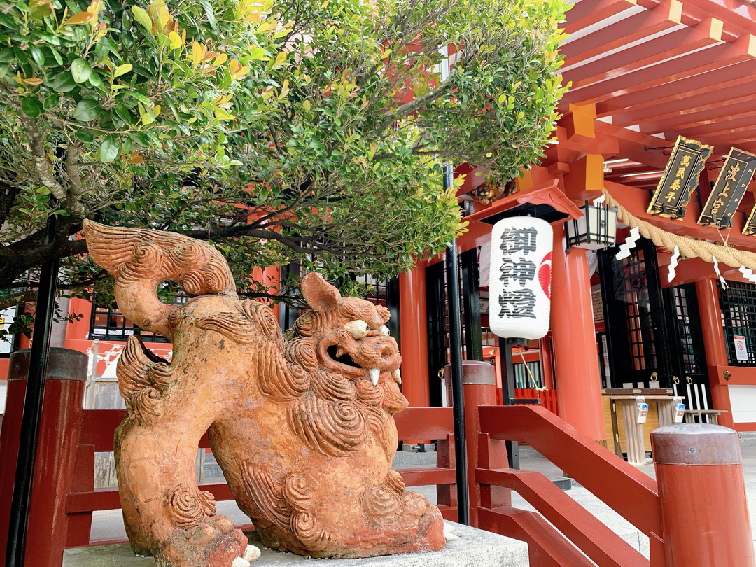 沖繩景點推薦｜沖繩唯一靠海的神社波上宮，必買書包御守，走路可到波之上海灘 @猴屁的異想世界