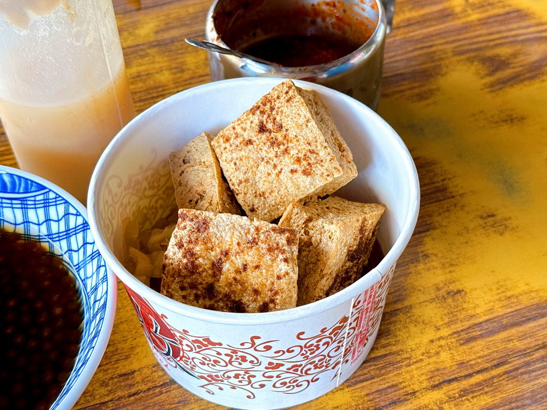 【新港大樹下古早味臭豆腐】嘉義美食推薦，臭豆腐飄香60年酥脆好吃，大樹下粉圓隔壁 @猴屁的異想世界