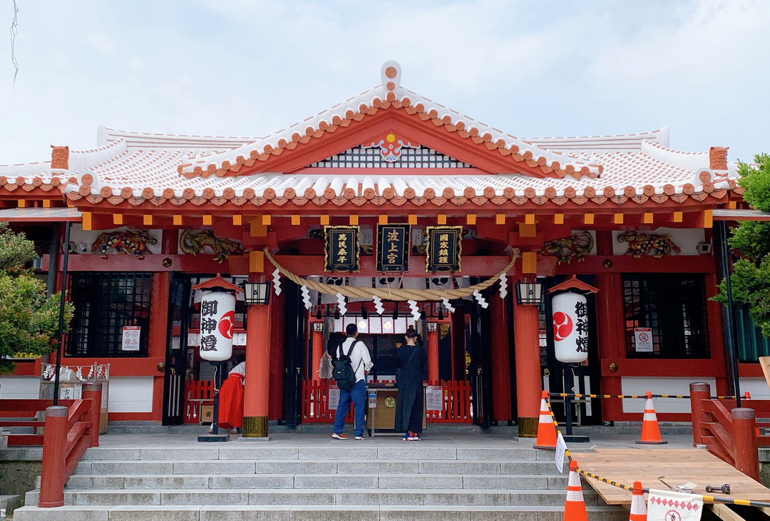 沖繩景點推薦｜沖繩唯一靠海的神社波上宮，必買書包御守，走路可到波之上海灘 @猴屁的異想世界