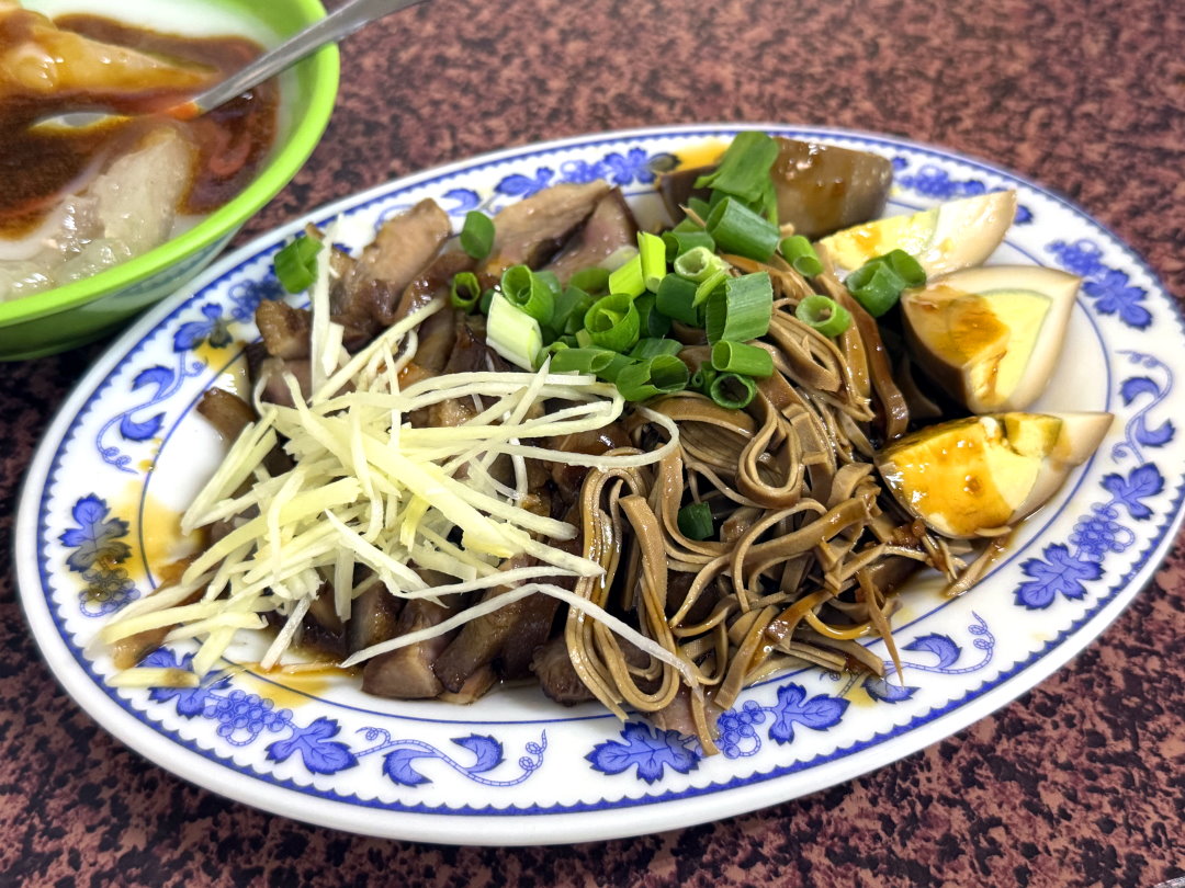 長林肉圓、臭豆腐｜台中后里必吃的第1名臭豆腐，外酥內軟超好吃泡菜很驚豔，肉圓也很強生意超好 @猴屁的異想世界