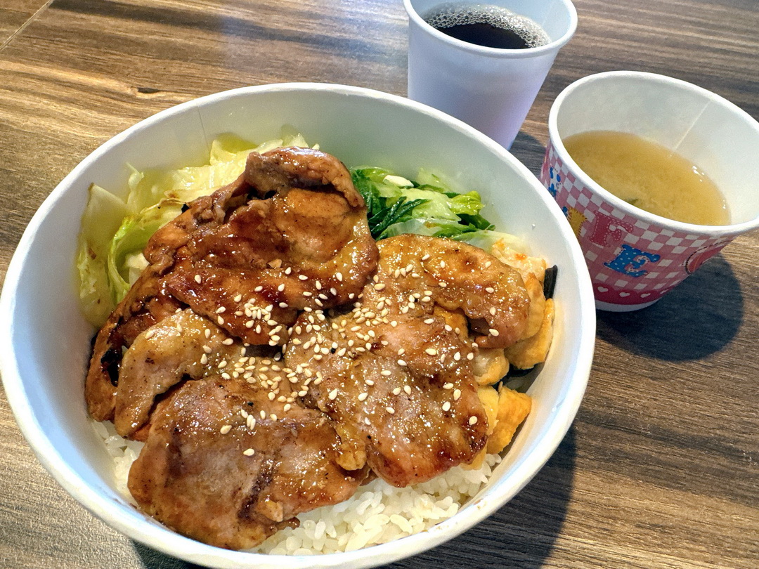 【粗飽烤肉飯逢甲店】招牌烤肉飯只要100元，內用飲料熱湯無限暢飲，台中高CP值烤肉便當！ @猴屁的異想世界