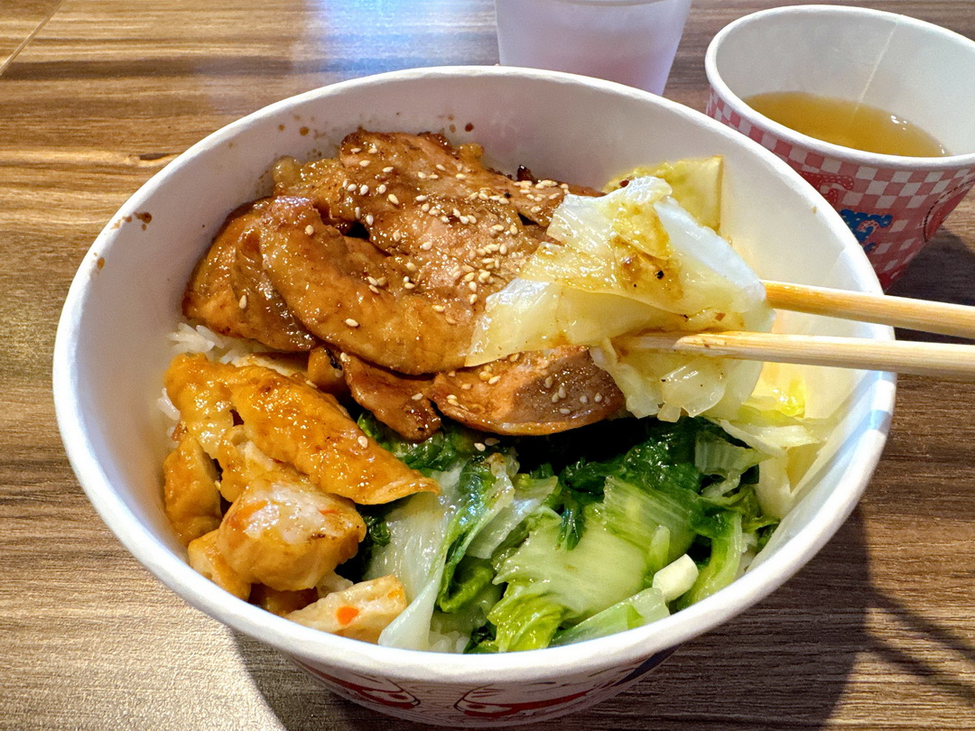 【粗飽烤肉飯逢甲店】招牌烤肉飯只要100元，內用飲料熱湯無限暢飲，台中高CP值烤肉便當！ @猴屁的異想世界