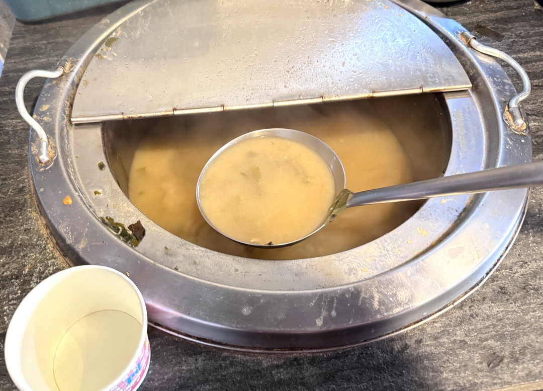 【粗飽烤肉飯逢甲店】招牌烤肉飯只要100元，內用飲料熱湯無限暢飲，台中高CP值烤肉便當！ @猴屁的異想世界