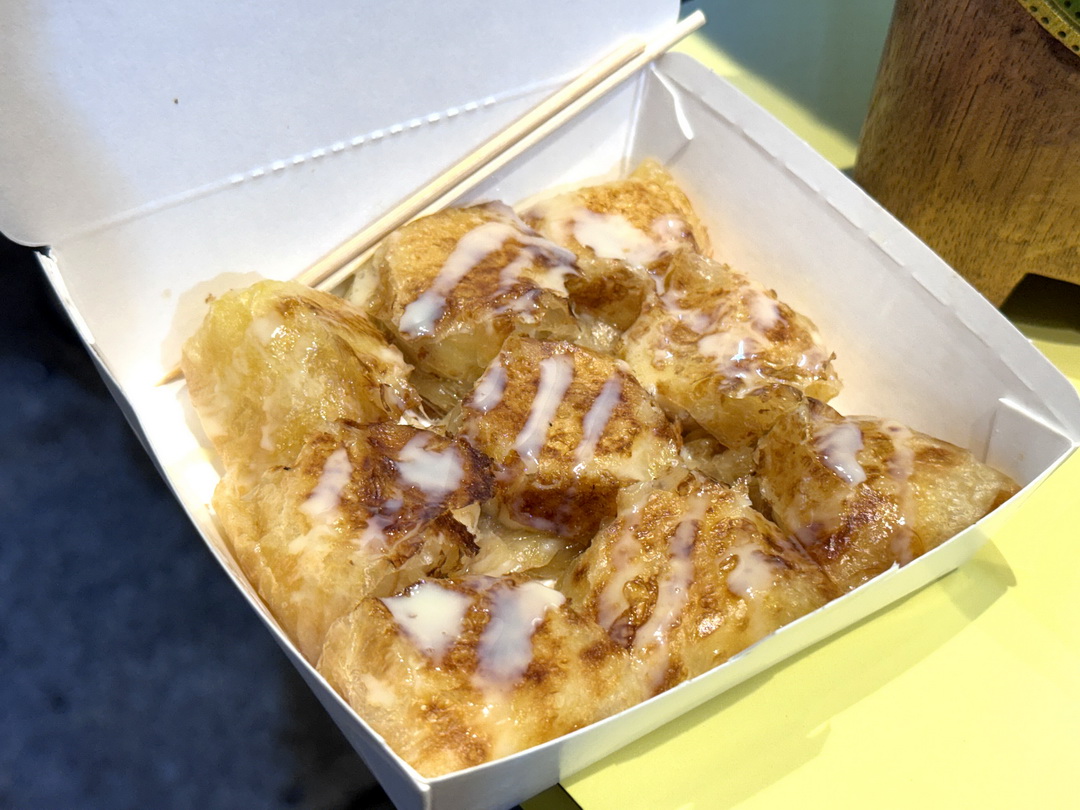 逢甲夜市必吃美食推薦｜泰式香蕉煎餅酥脆好吃，就在逢甲慶和街 @猴屁的異想世界