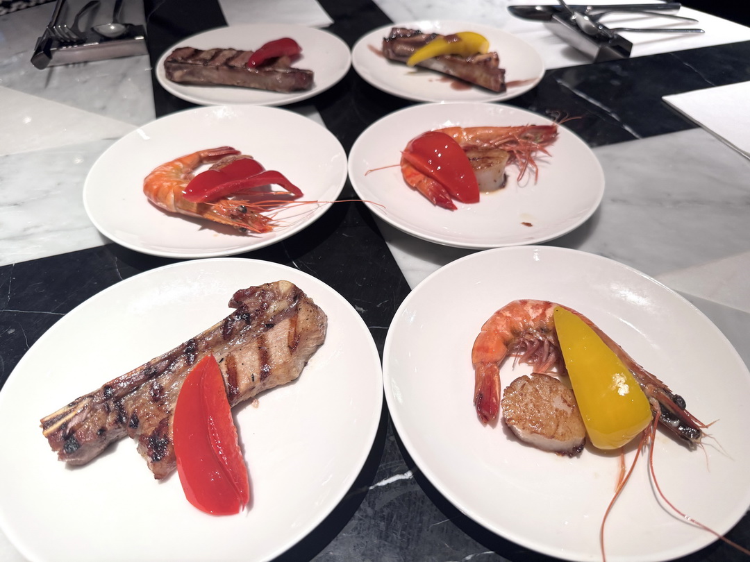 【新食譜全日餐廳】台中吃到飽推薦，李方艾美酒店自助餐Buffet，當月壽星免費，必吃牛排、松葉蟹腳 @猴屁的異想世界