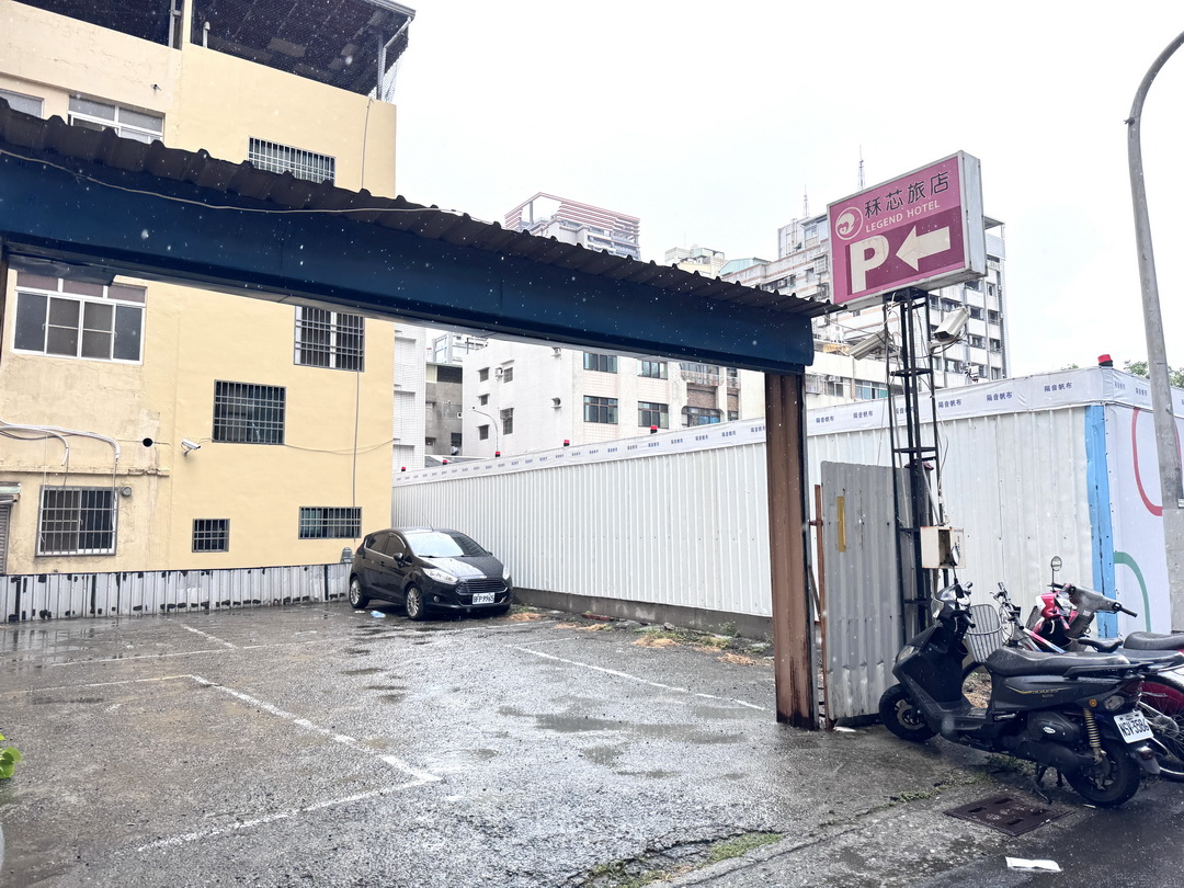 高雄平價住宿推薦｜秝芯旅店六合館附免費泡麵飲料，爆米花吃到飽，Switch遊戲機隨你玩 @猴屁的異想世界