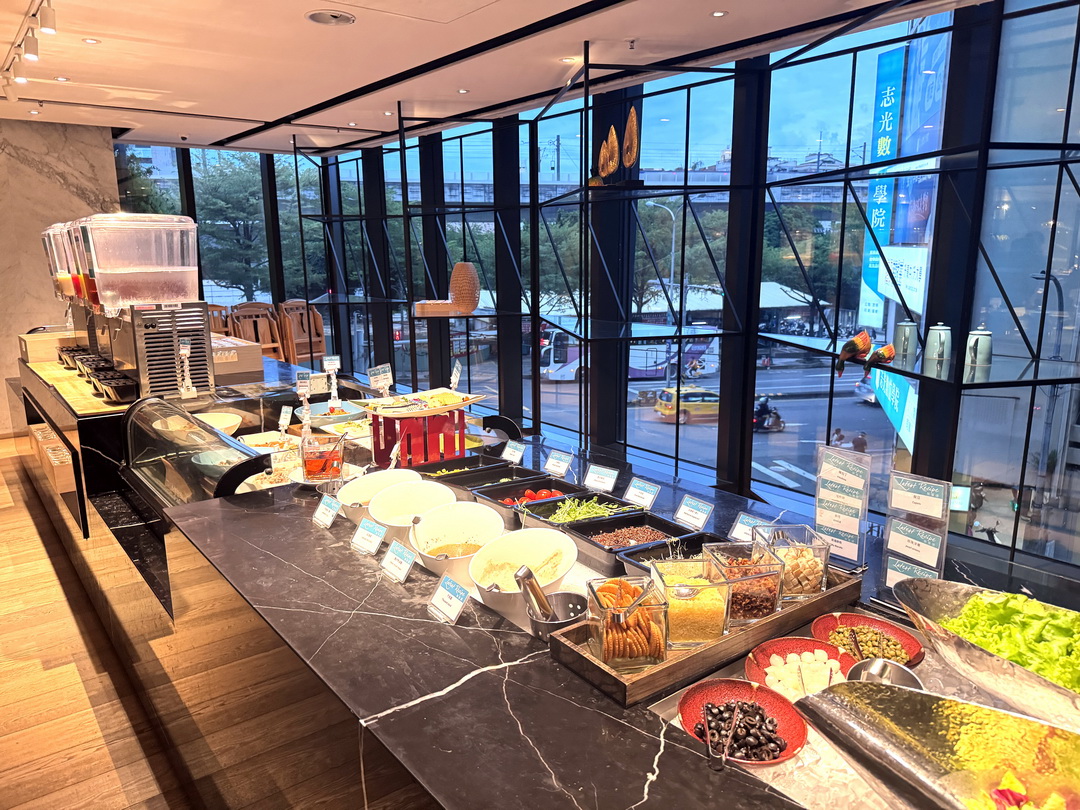 【新食譜全日餐廳】台中吃到飽推薦，李方艾美酒店自助餐Buffet，當月壽星免費，必吃牛排、松葉蟹腳 @猴屁的異想世界