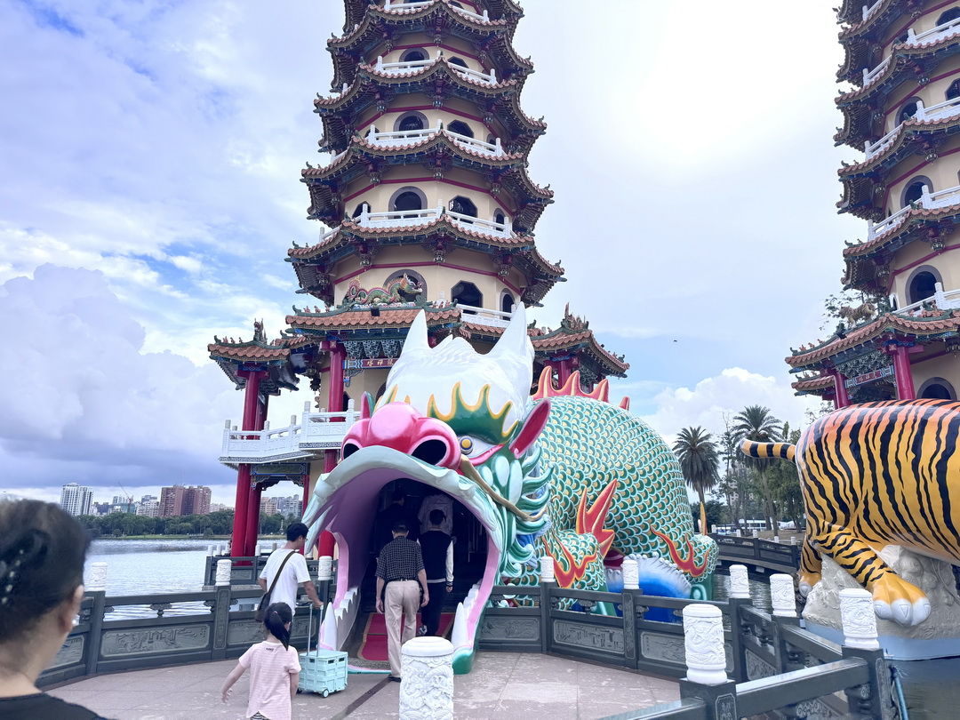 高雄龍虎塔一日遊｜整修完免門票打卡景點，入龍喉出虎口消災解厄，登塔賞景超療癒 @猴屁的異想世界