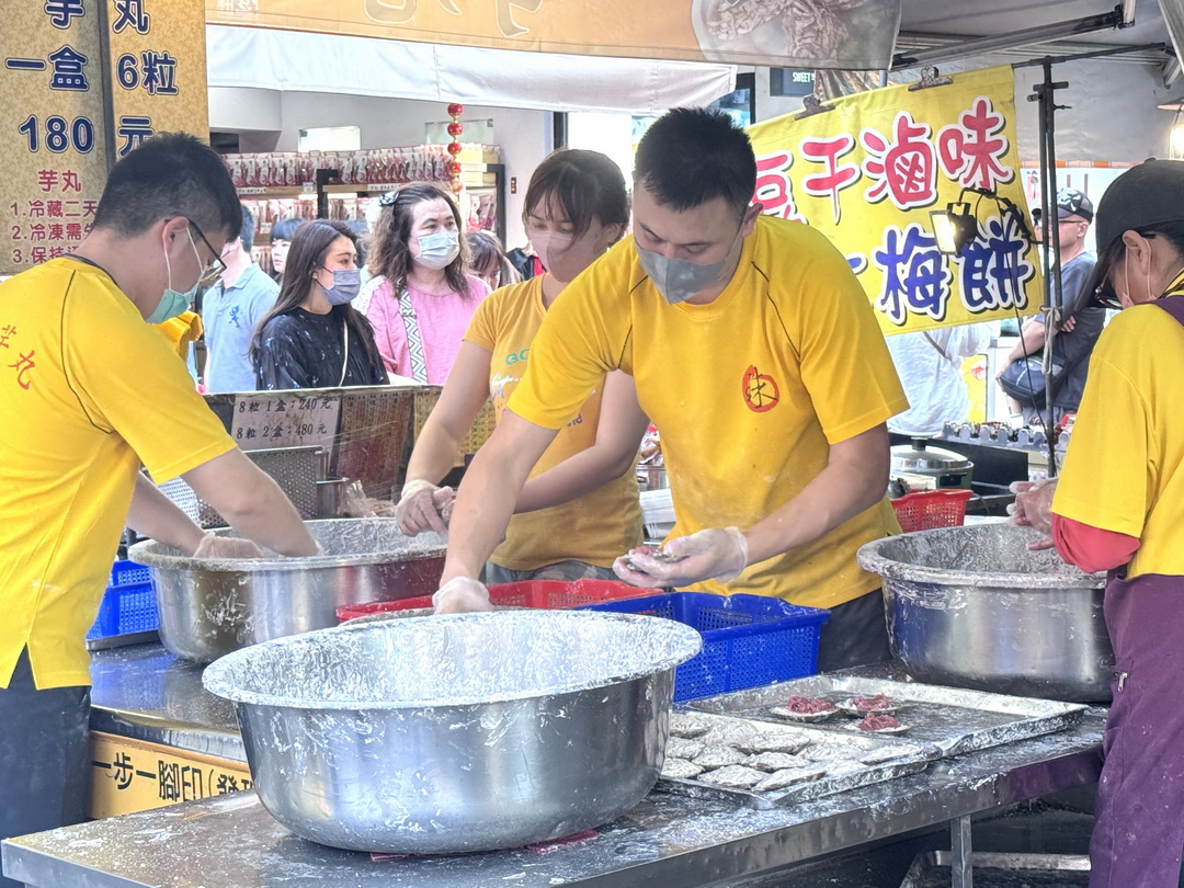【素珠芋丸】鹿港超人氣小吃，一顆難求的排隊美食，排了1小時才買到 @猴屁的異想世界