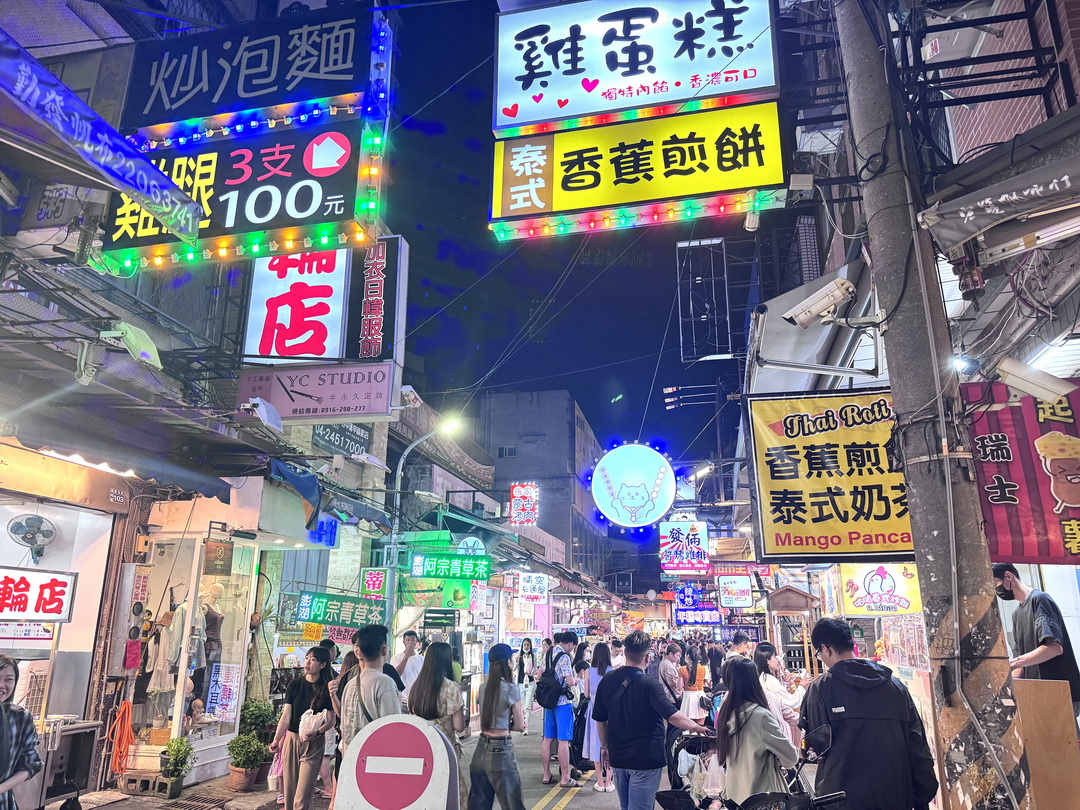 逢甲夜市必吃美食推薦｜泰式香蕉煎餅酥脆好吃，就在逢甲慶和街 @猴屁的異想世界