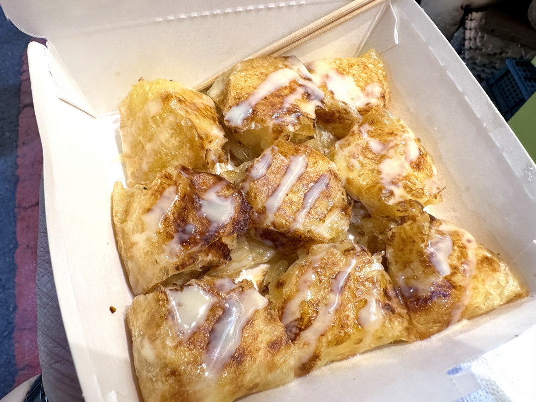 逢甲夜市必吃美食推薦｜泰式香蕉煎餅酥脆好吃，就在逢甲慶和街 @猴屁的異想世界