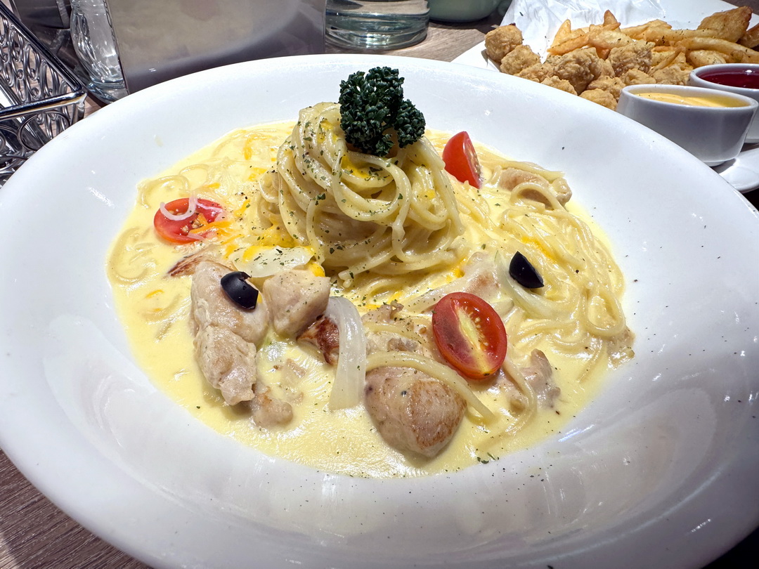 【Mita CAFE Bistro新竹巨城店】新竹網美餐廳推薦，綠野仙蹤森林系裝潢，義大利麵必吃，壽星送中卷 @猴屁的異想世界