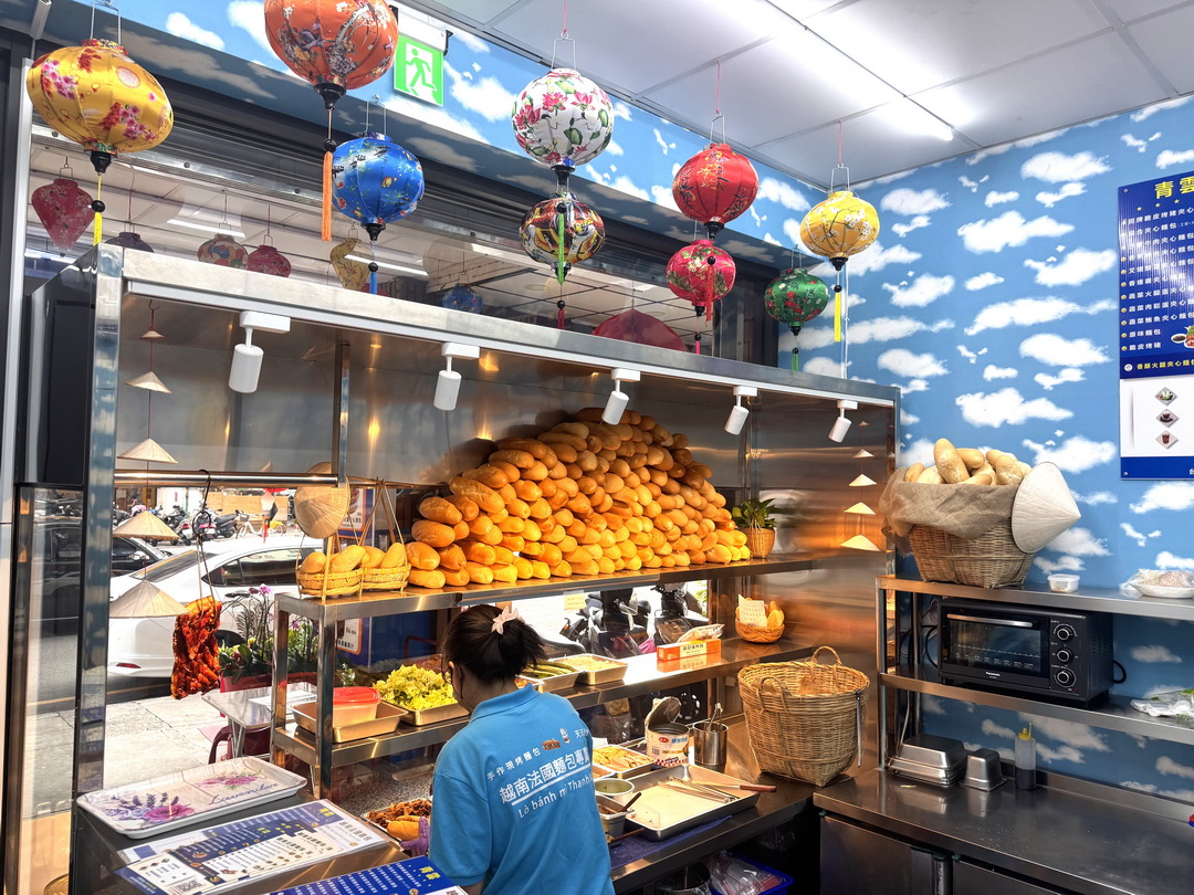 【青雲越南法國麵包店】台中隱藏版異國美食，脆皮烤豬超銷魂，沙嗲牛肉也超涮嘴 @猴屁的異想世界