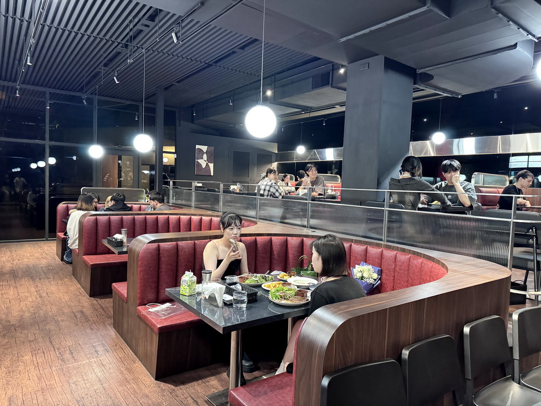 【WEST1993西館】台中美式漢堡推薦，超狂雙主餐餐廳，飲料無限暢飲、壽星送蛋糕 @猴屁的異想世界