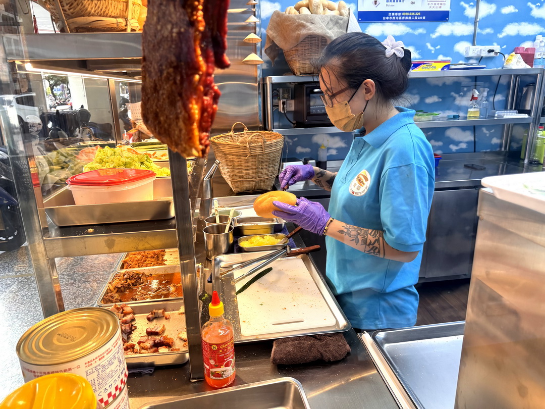 【青雲越南法國麵包店】台中隱藏版異國美食，脆皮烤豬超銷魂，沙嗲牛肉也超涮嘴 @猴屁的異想世界