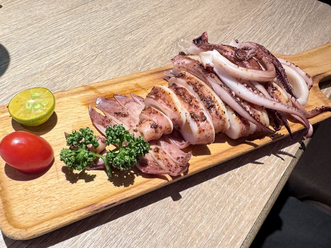 【Mita CAFE Bistro新竹巨城店】新竹網美餐廳推薦，綠野仙蹤森林系裝潢，義大利麵必吃，壽星送中卷 @猴屁的異想世界