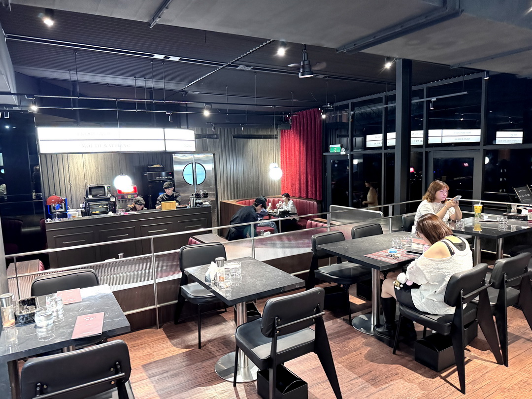 【WEST1993西館】台中美式漢堡推薦，超狂雙主餐餐廳，飲料無限暢飲、壽星送蛋糕 @猴屁的異想世界