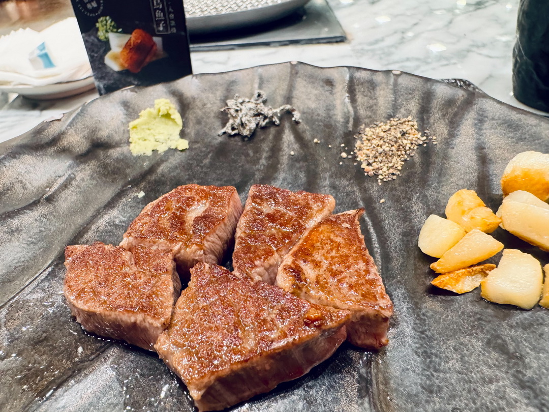 【台中慶生聚餐首選】明水然樂台中大魯閣店｜台中無菜單鐵板燒推薦，14道高級海陸套餐，龍蝦和牛一次滿足 @猴屁的異想世界