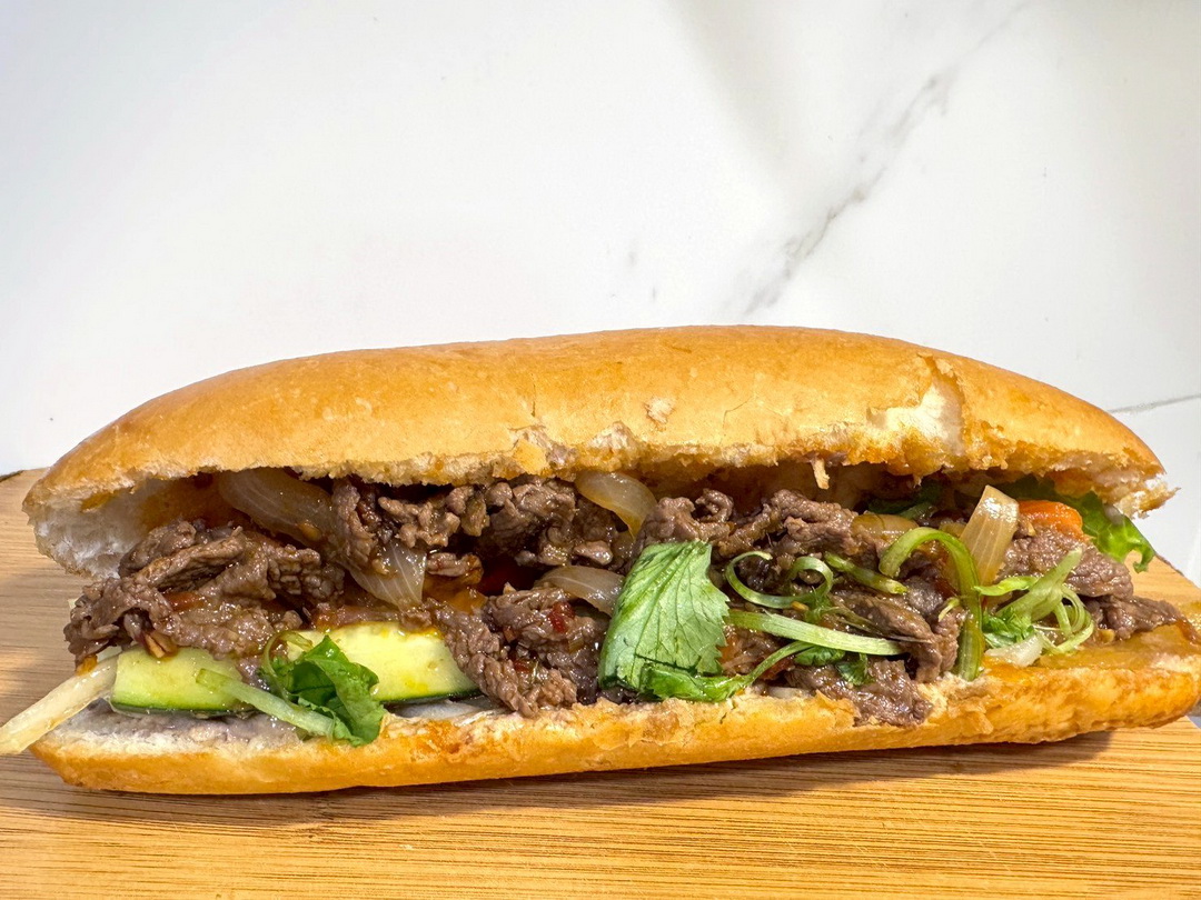 【青雲越南法國麵包店】台中隱藏版異國美食，脆皮烤豬超銷魂，沙嗲牛肉也超涮嘴 @猴屁的異想世界