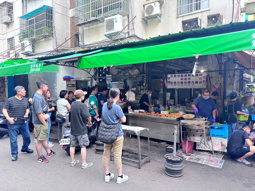 向上市場炸粿｜台中人氣炸物推薦！蚵嗲、三層肉、花枝都超好吃，下午限定必排 @猴屁的異想世界