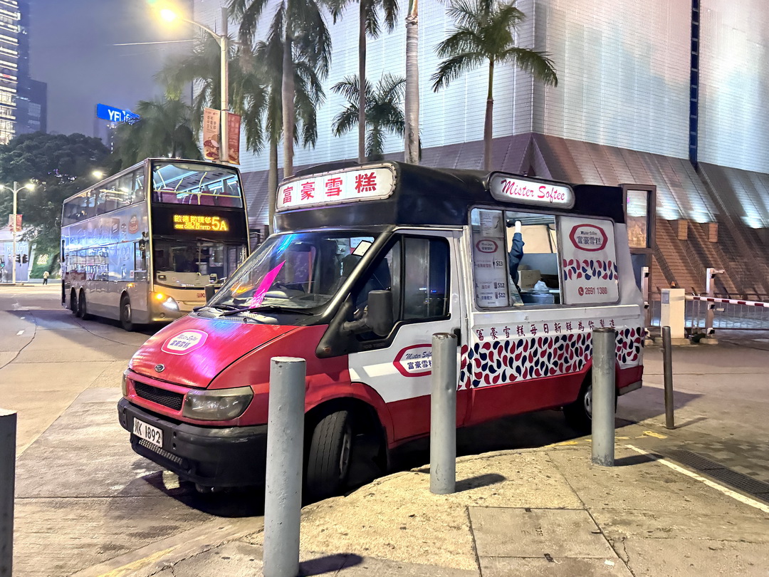香港富豪雪糕推薦｜中環摩天輪經典雪糕車出沒！香草霜淇淋必吃，想吃要碰運氣 @猴屁的異想世界