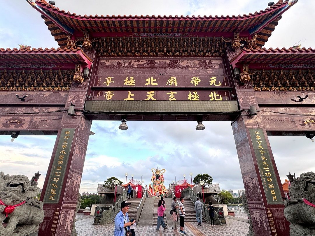 左營元帝廟北極亭｜高雄蓮池潭超巨大玄天上帝神像，金雞招財蛋＆求籤機好玩又靈驗！ @猴屁的異想世界