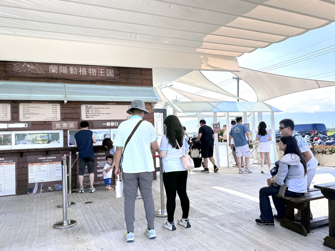 蘭陽動植物王國｜宜蘭親子景點推薦！近距離餵草泥馬、摸水豚、看樹懶，超萌動物互動樂園 @猴屁的異想世界