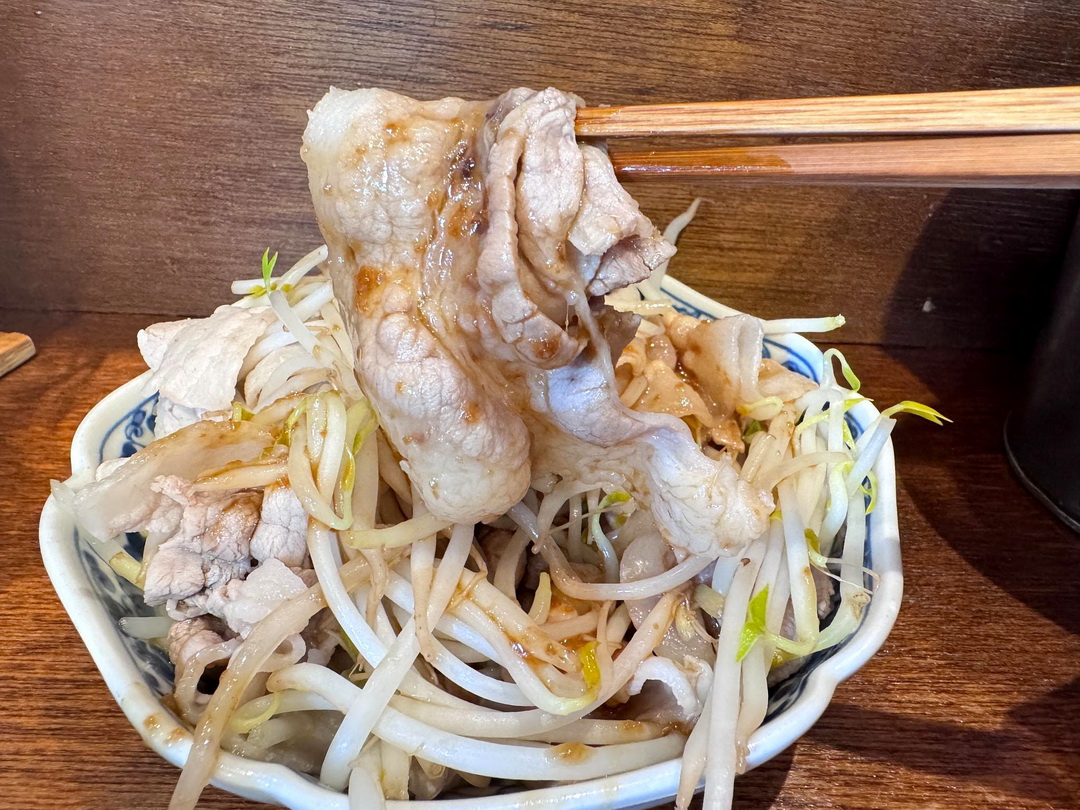【老棠酸辣粉】台中酸辣粉推薦，麻辣燙串串只要13元！必吃牛肉酸辣粉、口水雞、蒜泥白肉超夠味 @猴屁的異想世界