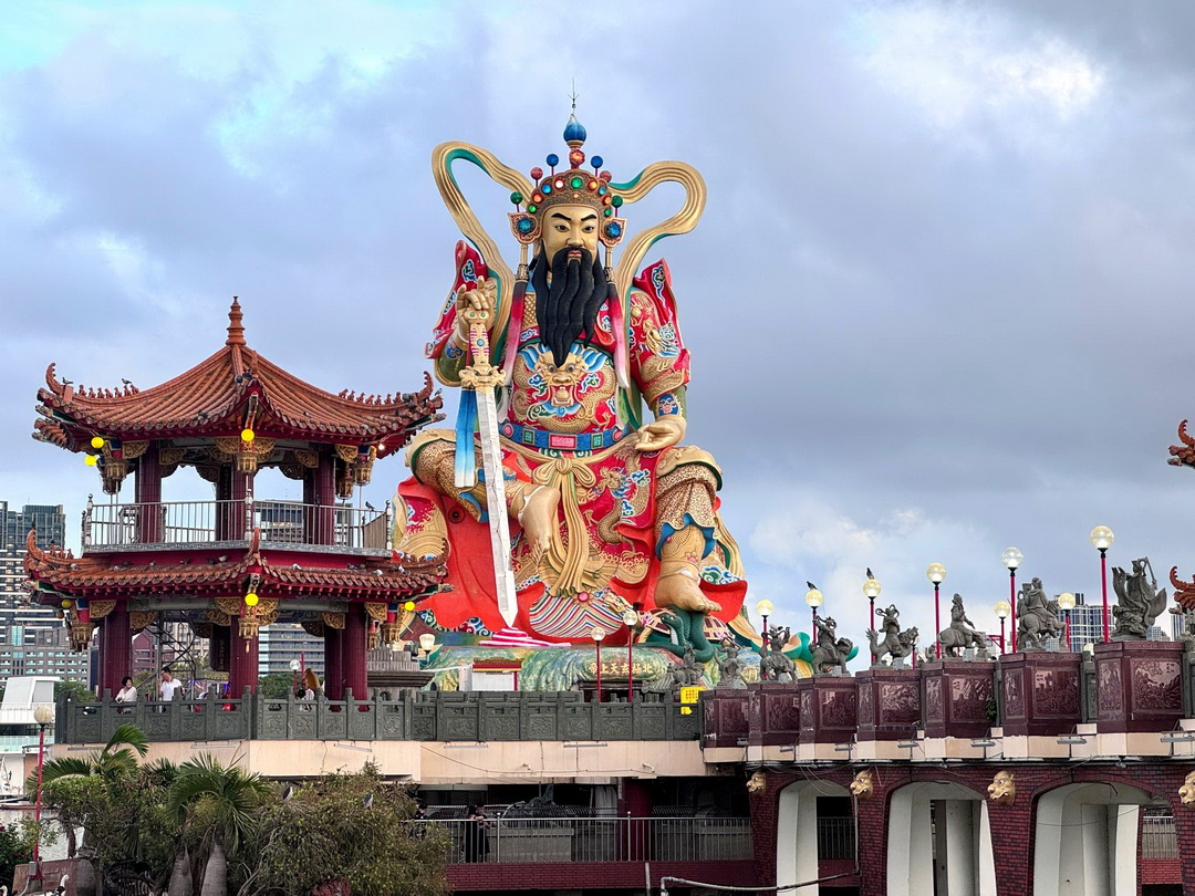 左營元帝廟北極亭｜高雄蓮池潭超巨大玄天上帝神像，金雞招財蛋＆求籤機好玩又靈驗！ @猴屁的異想世界