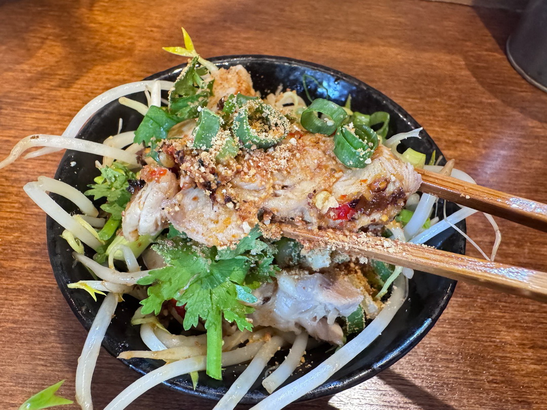 【老棠酸辣粉】台中酸辣粉推薦，麻辣燙串串只要13元！必吃牛肉酸辣粉、口水雞、蒜泥白肉超夠味 @猴屁的異想世界