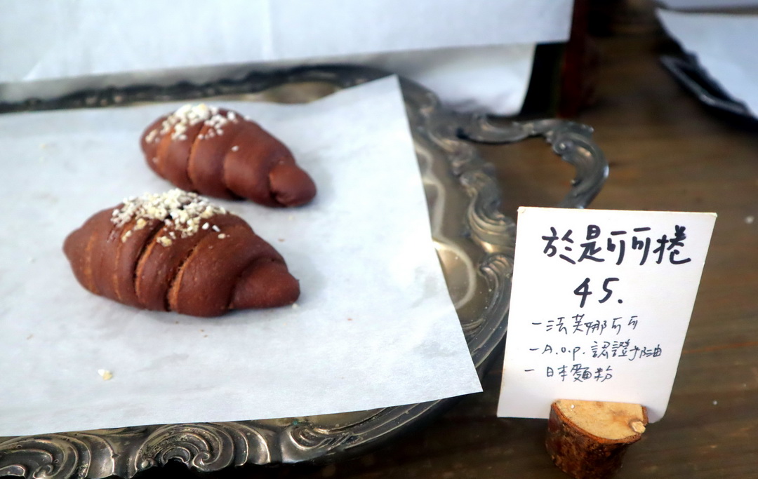 【於是麵包】台南隱藏版人氣麵包店，每週只開四天，可可捲大排長龍必吃 @猴屁的異想世界