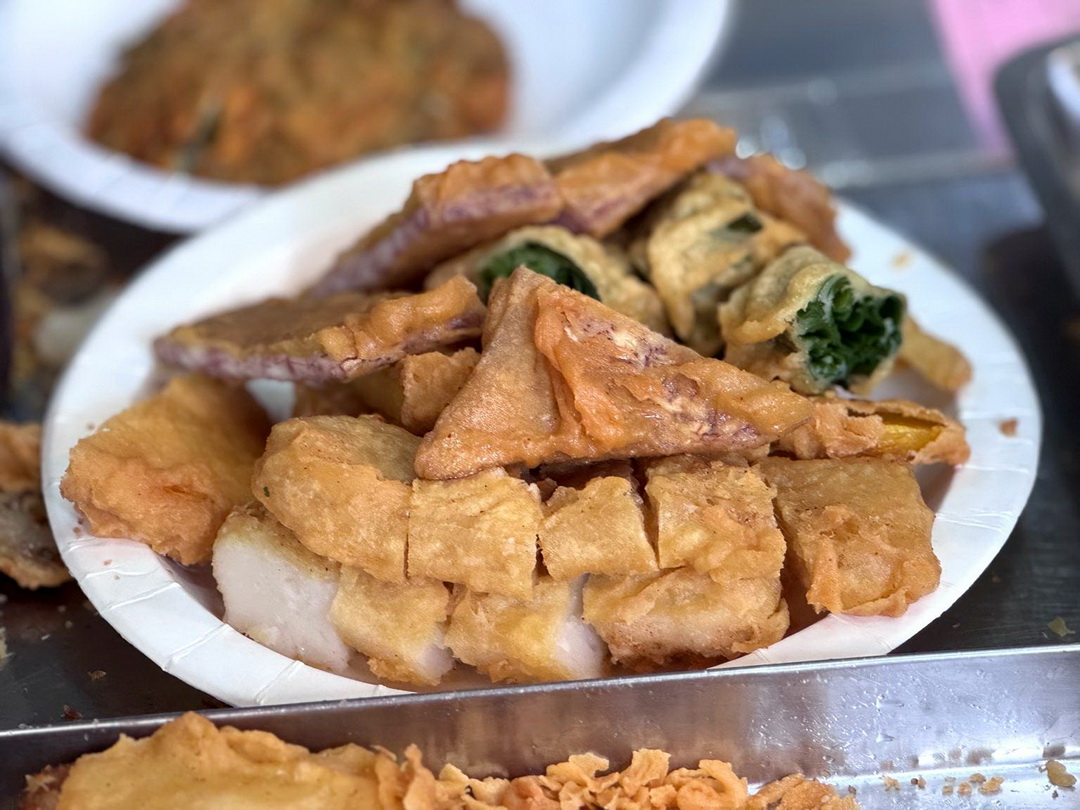 向上市場炸粿｜台中人氣炸物推薦！蚵嗲、三層肉、花枝都超好吃，下午限定必排 @猴屁的異想世界