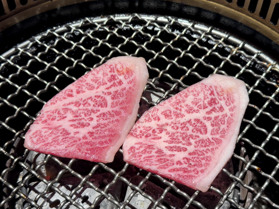 三山燒肉文心店｜台中和牛燒肉推薦，當月壽星整桌9折，營業到凌晨的高質感燒肉店 @猴屁的異想世界