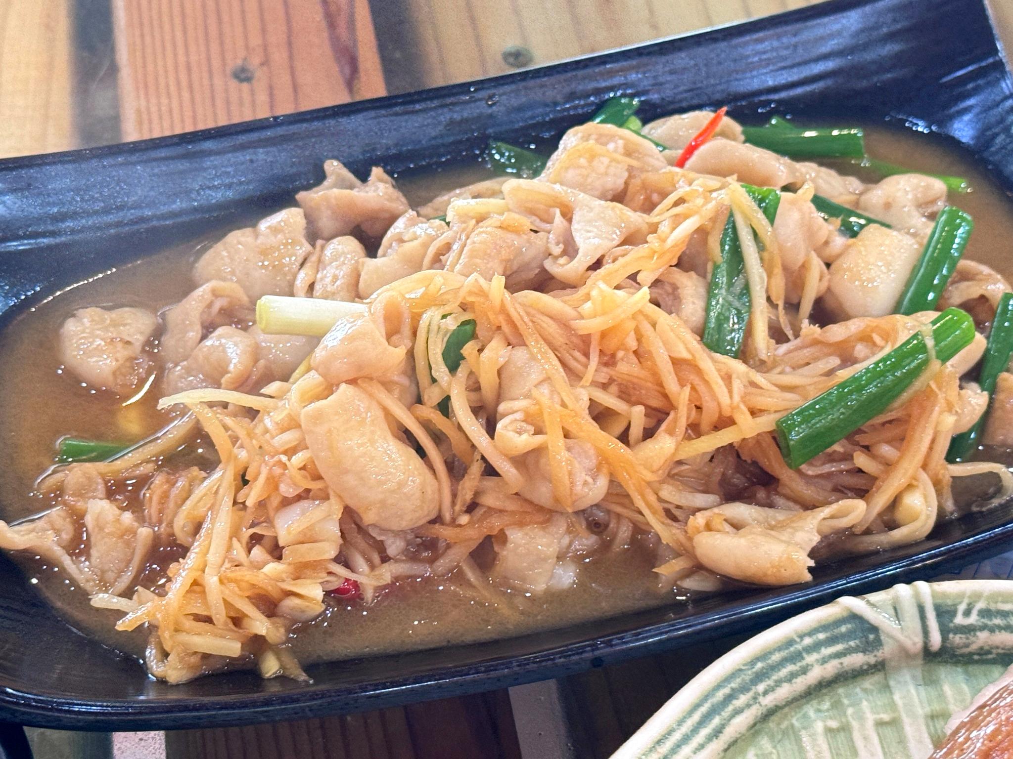 七里香甕仔雞大湖店｜苗栗大湖聚餐推薦！五菜一湯甕仔雞超好吃，白飯湯品免費續加超划算！ @猴屁的異想世界