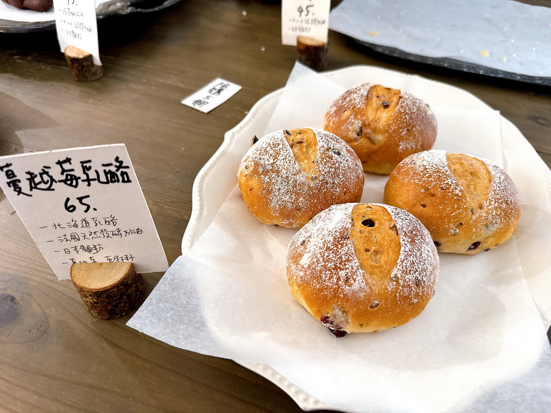 【於是麵包】台南隱藏版人氣麵包店，每週只開四天，可可捲大排長龍必吃 @猴屁的異想世界
