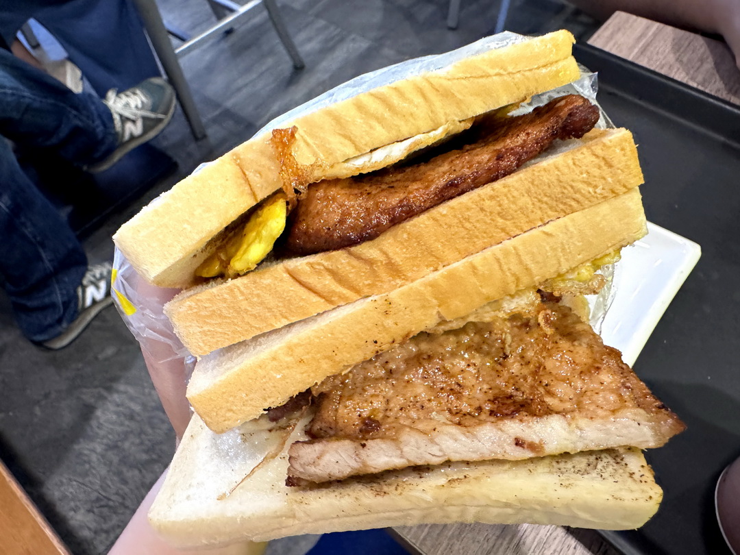 【台中肉蛋吐司】凌晨就開賣的超人氣排隊早餐店，招牌肉蛋吐司必點 @猴屁的異想世界