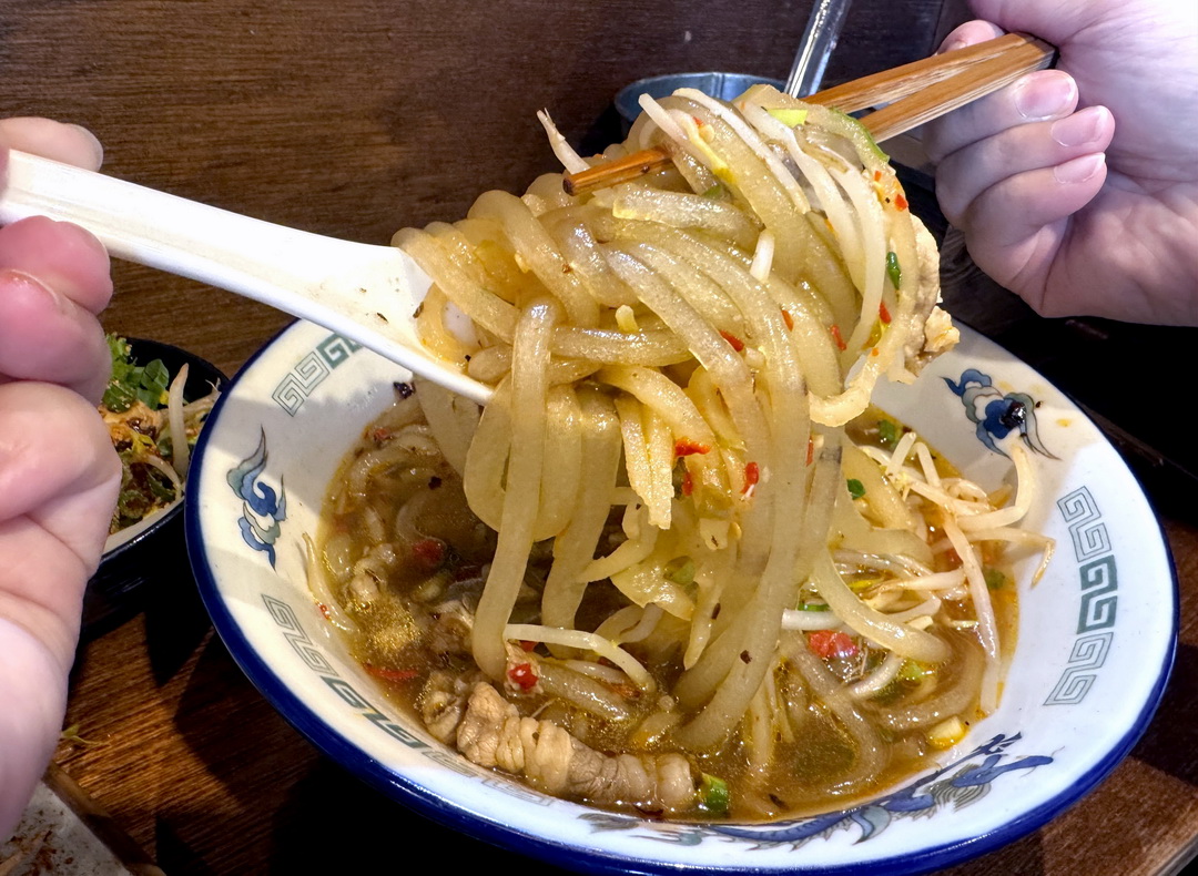 【老棠酸辣粉】台中酸辣粉推薦，麻辣燙串串只要13元！必吃牛肉酸辣粉、口水雞、蒜泥白肉超夠味 @猴屁的異想世界