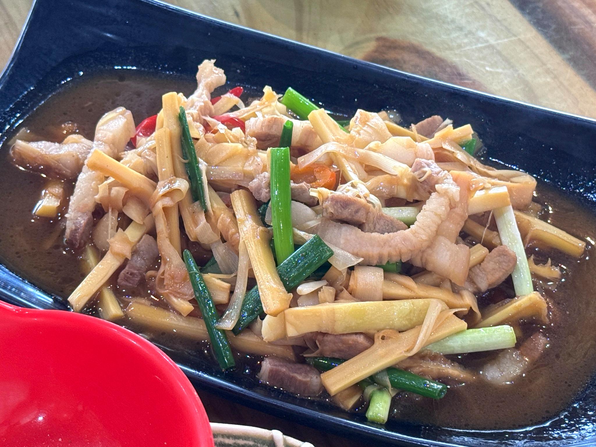 七里香甕仔雞大湖店｜苗栗大湖聚餐推薦！五菜一湯甕仔雞超好吃，白飯湯品免費續加超划算！ @猴屁的異想世界