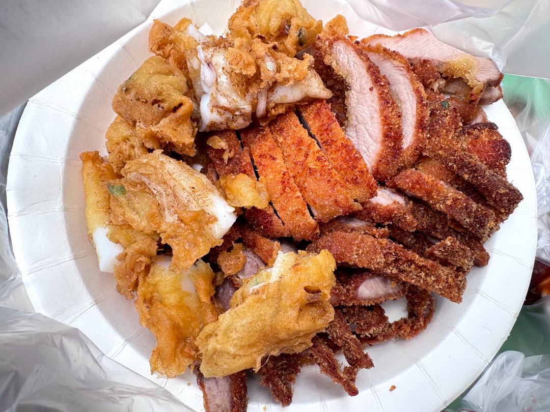向上市場炸粿｜台中人氣炸物推薦！蚵嗲、三層肉、花枝都超好吃，下午限定必排 @猴屁的異想世界