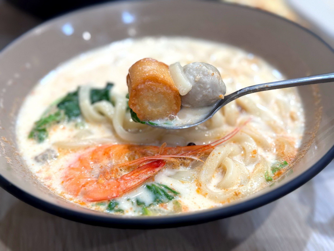 【早到晚到台中逢甲店】夜貓族宵夜天堂！必吃超濃郁新加坡叻沙意麵，還有芋泥蛋餅 @猴屁的異想世界