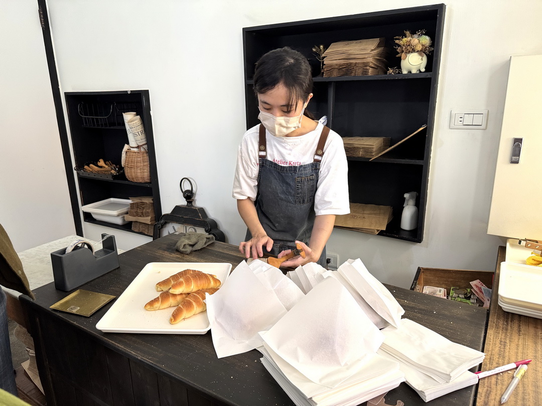 【於是麵包】台南隱藏版人氣麵包店，每週只開四天，可可捲大排長龍必吃 @猴屁的異想世界