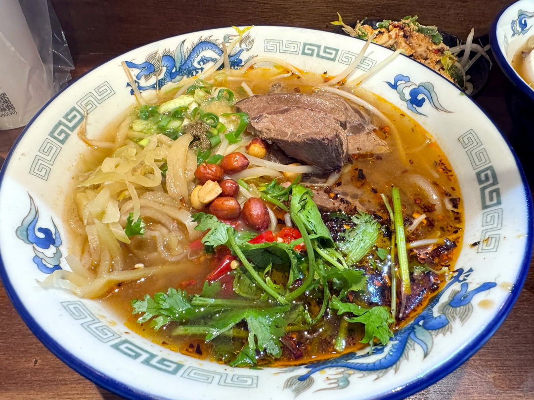 【老棠酸辣粉】台中酸辣粉推薦，麻辣燙串串只要13元！必吃牛肉酸辣粉、口水雞、蒜泥白肉超夠味 @猴屁的異想世界