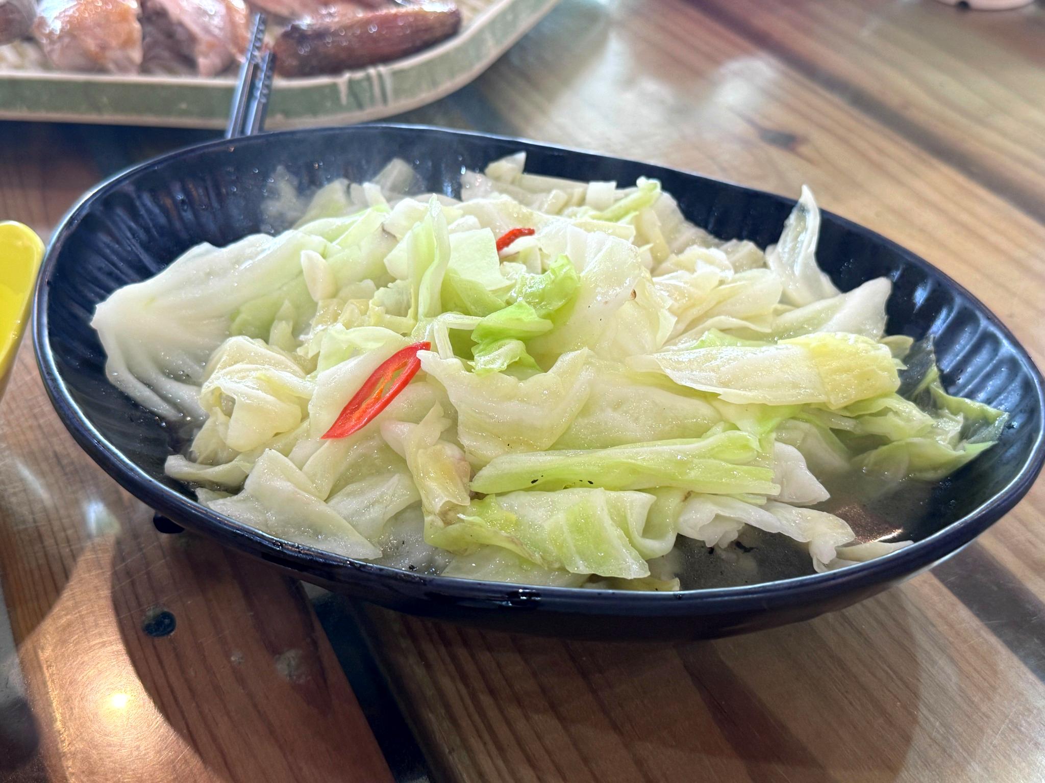 七里香甕仔雞大湖店｜苗栗大湖聚餐推薦！五菜一湯甕仔雞超好吃，白飯湯品免費續加超划算！ @猴屁的異想世界