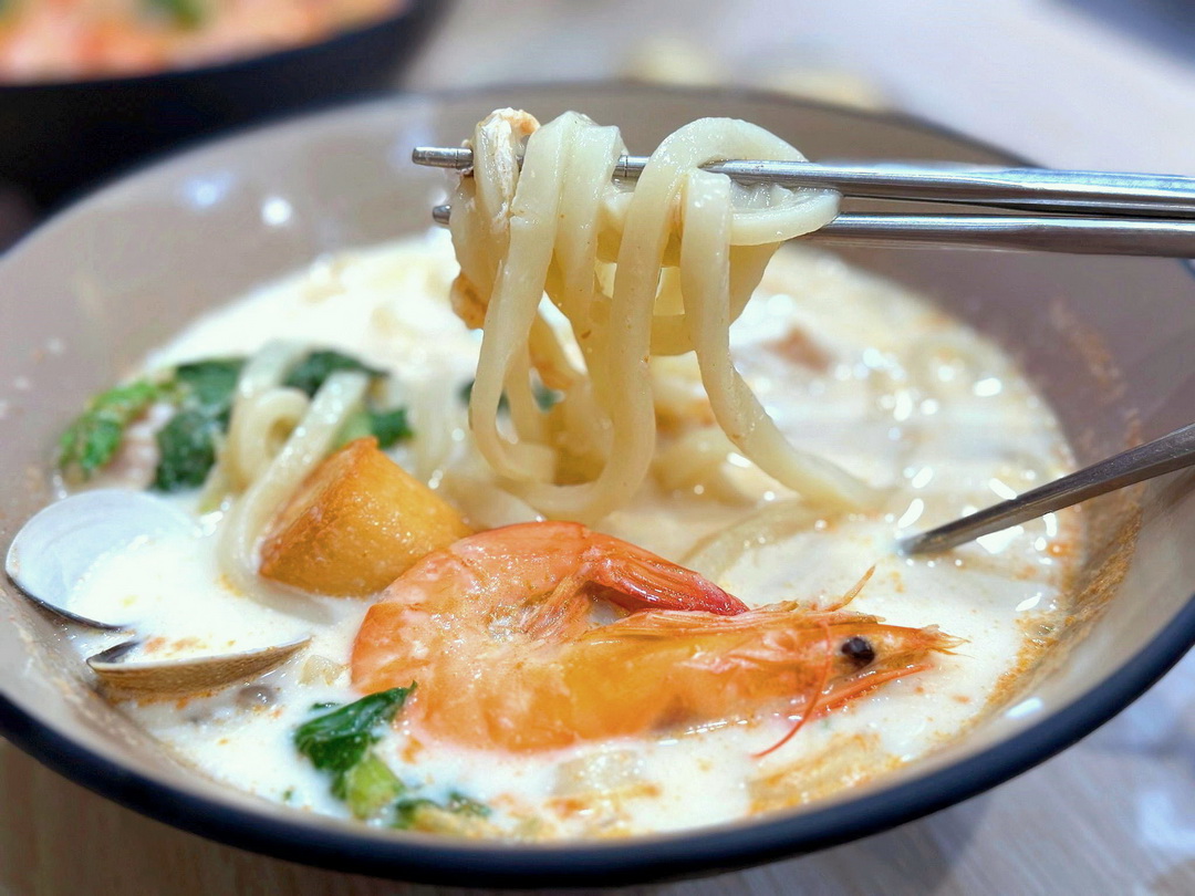 【早到晚到台中逢甲店】夜貓族宵夜天堂！必吃超濃郁新加坡叻沙意麵，還有芋泥蛋餅 @猴屁的異想世界